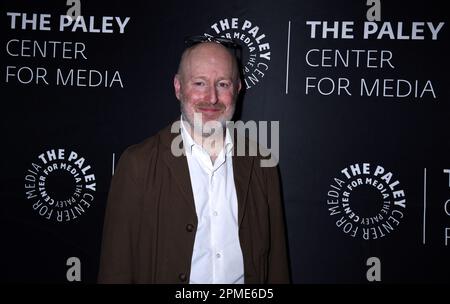 12. April 2023, New York City, NY, USA: 12. April 2023, New York, New York, USA: Joe Weisberg besucht das Paley Center for Media feiert das 10. Jubiläum der Serie Debüt von „The Americans“ im Paley Center for Media in New York. â Photo Image Press/ZUMA Press (Kreditbild: © Photo Image Press via ZUMA Press Wire) NUR REDAKTIONELLE VERWENDUNG! Nicht für den kommerziellen GEBRAUCH! Stockfoto