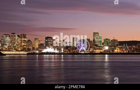 Die Skyline von Montreal bei Nacht spiegelt sich in St. Lawrence River, Quebec, Kanada Stockfoto