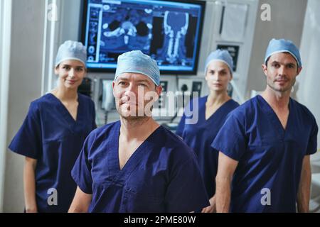 Das Team, das sich wirklich kümmert. Porträt eines Chirurgen-Teams in einem Krankenhaus. Stockfoto