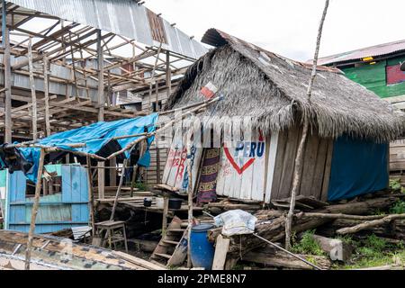 Riberenos-Gemeinden und -Häuser liegen im peruanischen Amazonas Stockfoto