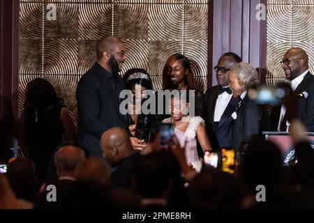 New York, USA. 12. April 2023. Tyler Perry erhält von der Tochter von George Floyd Giana Floyd am 12. April 2023 auf der NAN 2023 Convention Keepers of the Dream Gala im Sheraton Times Square in New York eine Auszeichnung. Das National Action Network veranstaltet jährlich eine Konferenz, auf der gewählte Amtsträger, Bürgerrechtsführer und die Öffentlichkeit zu Gesprächen über Bürger- und Menschenrechte in den USA eingeladen werden. (Foto: Lev Radin/Sipa USA) Guthaben: SIPA USA/Alamy Live News Stockfoto