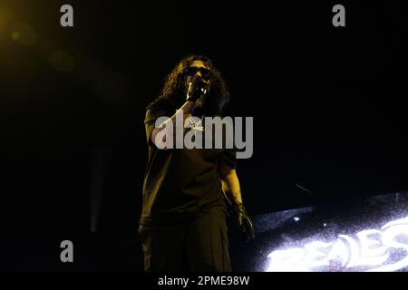 Der in Toronto geborene Sänger und Songwriter RealestK (Rony Kordab) tritt auf der Bühne auf und trägt eine Sonnenbrille, ein schwarzes T-Shirt und schwarze Lederhandschuhe Stockfoto