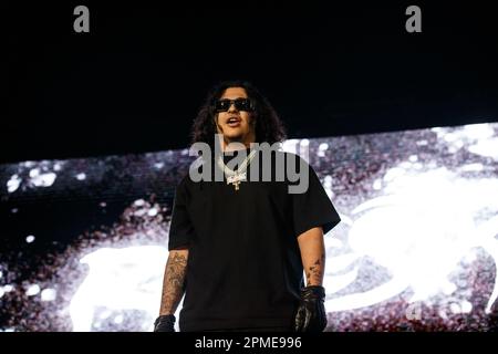 Der in Toronto geborene Sänger und Songwriter RealestK (Rony Kordab) tritt auf der Bühne auf und trägt eine Sonnenbrille, ein schwarzes T-Shirt und schwarze Lederhandschuhe Stockfoto