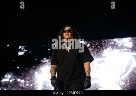 Der in Toronto geborene Sänger und Songwriter RealestK (Rony Kordab) tritt auf der Bühne auf und trägt eine Sonnenbrille, ein schwarzes T-Shirt und schwarze Lederhandschuhe Stockfoto