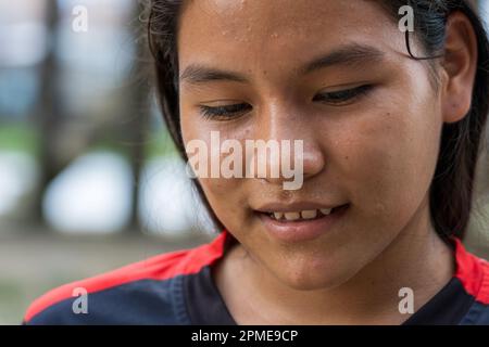 Gesichter des Amazonas: Ein junges Mädchen in Belen, Peru Stockfoto