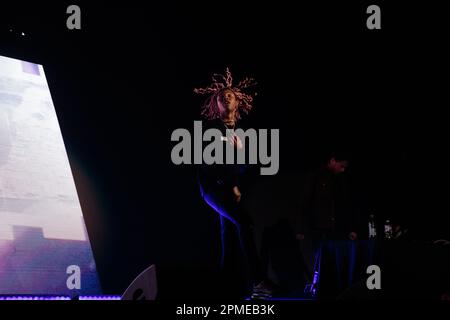 Atlanta Rapper SoFaygo tritt auf der Bühne in der Scotiabank Arena in Toronto mit einem DJ im Hintergrund auf Stockfoto