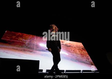 Atlanta Rapper SoFaygo tritt auf der Bühne in der Scotiabank Arena in Toronto vor einer großen Leinwand auf Stockfoto