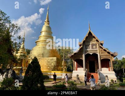 Chiang Mai, Thailand. 28. Dezember 2022. Touristen besuchen einen der unzähligen Tempel. So schön ist die berühmte nördliche Stadt ohne Smog. Wochenlang hing jedoch giftiger Smog über der Region. Das Phänomen ist nicht neu, aber in diesem Jahr gibt es Schlagzeilen. (Zu dpa „Toxic Trip to Thailand“ - Extreme Smog in Holiday Paradise“) Guthaben: Carola Frentzen/dpa/Alamy Live News Stockfoto