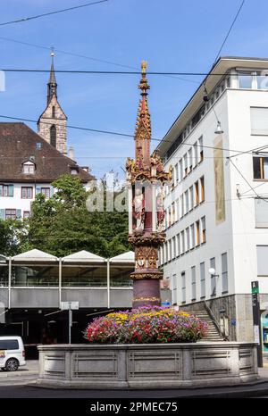 Basel, Schweiz - Juli 27. 2021 Uhr: Der Brunnen auf dem Fischmarktplatz, erbaut im Jahr 1400s, ist einer der schönsten Springbrunnen in Swit Stockfoto