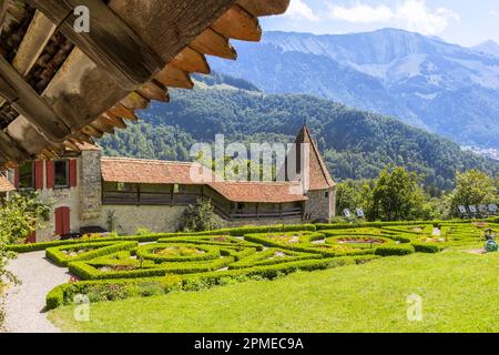 Gruyeres, Schweiz - Juli 29. 2021 Uhr: Die Verteidigungsmauer des mittelalterlichen Schlosses Greyeres mit seinem französischen Garten auf dem Hügel der Alpen. Es ist eine von Stockfoto