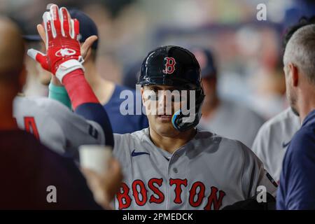 St. Petersburg, Florida, USA; Boston Red Sox Shortstop Enrique Hernandez (5) Homers und wird während eines MLB-Spiels gegen die Tampa beim Dugout gratuliert Stockfoto