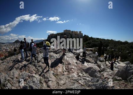 Touristenmassen am Areopagus, einem Felsvorsprung nordwestlich der Akropolis in Athen, Stockfoto