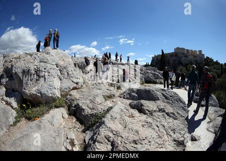 Touristenmassen am Areopagus, einem Felsvorsprung nordwestlich der Akropolis in Athen, Stockfoto