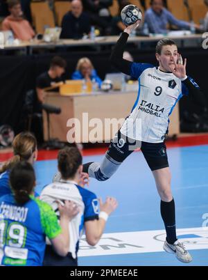 Ljubljana, Slowenien. 12. April 2023. Sofia Ghilardi (1. R) aus Italien tritt am 12. April 2023 während der Qualifikation für die Handballweltmeisterschaft 2023 der Frauen zwischen Italien und Slowenien in Ljubljana (Slowenien) an. Kredit: Zeljko Stevanic/Xinhua/Alamy Live News Stockfoto