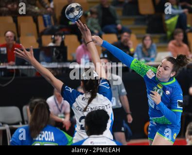 Ljubljana, Slowenien. 12. April 2023. Die slowenische Tjasa Stanko (1. R) tritt am 12. April 2023 während der Qualifikation für die Handballweltmeisterschaft der Frauen 2023 zwischen Italien und Slowenien in Ljubljana (Slowenien) an. Kredit: Zeljko Stevanic/Xinhua/Alamy Live News Stockfoto