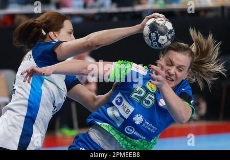 Ljubljana, Slowenien. 12. April 2023. Anika Niederwieser (L) aus Italien tritt am 12. April 2023 während der Qualifikation für die Handballweltmeisterschaft der Frauen 2023 zwischen Italien und Slowenien in Ljubljana (Slowenien) an. Kredit: Zeljko Stevanic/Xinhua/Alamy Live News Stockfoto