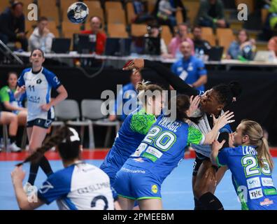 Ljubljana, Slowenien. 12. April 2023. Bevelyn Osarosemwen Eghianruwa (2. R) aus Italien tritt am 12. April 2023 während der Qualifikation für die Handballweltmeisterschaft der Frauen 2023 zwischen Italien und Slowenien in Ljubljana, Slowenien, an. Kredit: Zeljko Stevanic/Xinhua/Alamy Live News Stockfoto