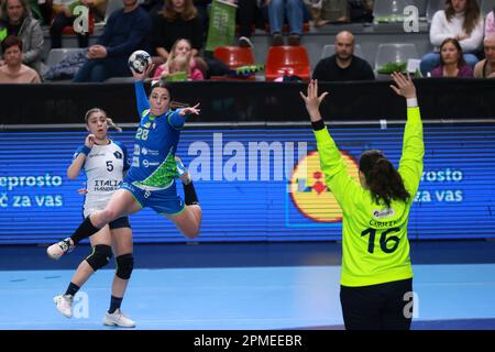 Ljubljana, Slowenien. 12. April 2023. Maja Svetik (C) aus Slowenien tritt am 12. April 2023 während der Qualifikation für die Handballweltmeisterschaft der Frauen 2023 zwischen Italien und Slowenien in Ljubljana (Slowenien) an. Kredit: Zeljko Stevanic/Xinhua/Alamy Live News Stockfoto