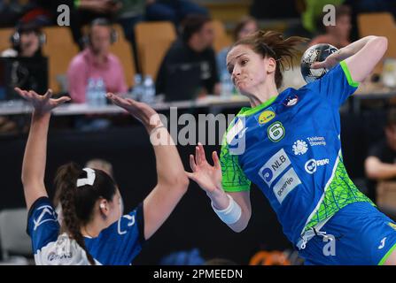 Ljubljana, Slowenien. 12. April 2023. Ana Gros (R) aus Slowenien tritt am 12. April 2023 während der Qualifikation für die Handballweltmeisterschaft der Frauen 2023 zwischen Italien und Slowenien in Ljubljana (Slowenien) an. Kredit: Zeljko Stevanic/Xinhua/Alamy Live News Stockfoto