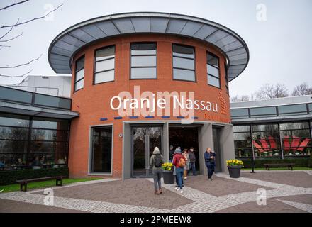 Blick auf den Oranje Nassau Pavillon eines von drei „Blumengebäuden“ im Keukenhof Park, Amsterdam, Niederlande. Stockfoto