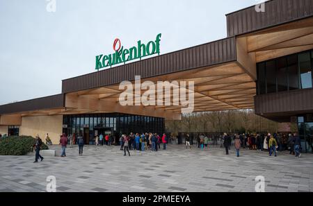 Touristen am Eingang zum Keukenhof-Garten in Lisse, Südholland, am Frühlingstag. Keukenhof ist einer der weltweit größten Tulpengärten Stockfoto