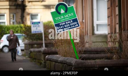 Aktenfoto vom 13. Juni 02/12 von "zum Verkauf"-Schildern in Glasgow, da die Immobilienpreise in Schottland laut einer Umfrage mit der niedrigsten Rate seit Juni 2020 letzten Monats gestiegen sind. Stockfoto