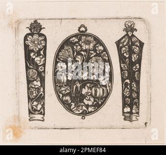 Print, „Oblong Fillet flanked by Two Needle Cases (?)“, Platte 5 aus „Goldsmith Ornament Designs“; Heinrich Raab (Deutsch, aktiv Nürnberg 1640 – 1650); Veröffentlicht von Paul Furst (Deutsch, ca. 1605 – 1666); Deutschland; Gravur auf cremefarbenem, liegendem Papier; Platte: 5,7 x 6,8 cm (2 1/4 x 2 11/16 Zoll) Blatt: 7,3 x 8,4 cm (2 7/8 x 3 5/16 Zoll) Stockfoto