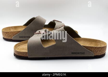 Bologna - Italien - 2. April 2023: Braune Leder-Birkenstock-Korksandalen, isoliert auf weißem Hintergrund. Stockfoto