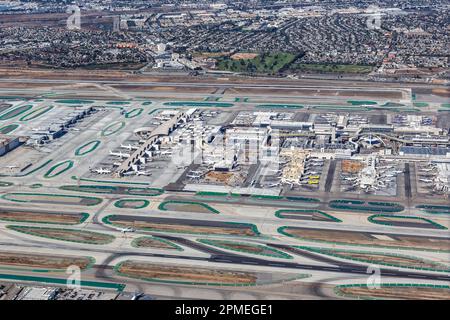 Los Angeles, USA – 4. November 2022: Der Flughafen Los Angeles (LAX) in den USA aus der Vogelperspektive. Stockfoto