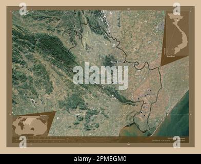 Ninh Binh, Provinz Vietnam. Satellitenkarte mit niedriger Auflösung. Standorte und Namen der wichtigsten Städte der Region. Eckkarten für zusätzliche Standorte Stockfoto