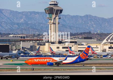 Los Angeles, USA – 3. November 2022: Sun Country Boeing 737-800 Flugzeug am Los Angeles Flughafen (LAX) in den USA. Stockfoto