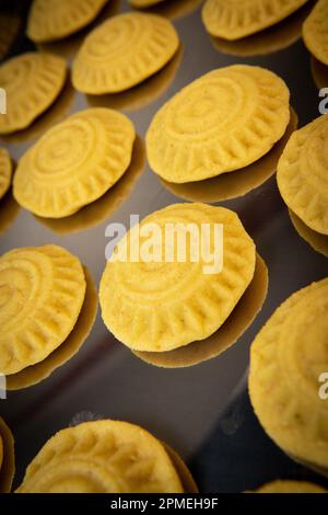 Traditionelle eid-Mamoul- oder Mamoul-Kekse mit Datteln, Nüssen und Marmelade, arabische Süßigkeiten für Aid al-Fitr und ostern Stockfoto