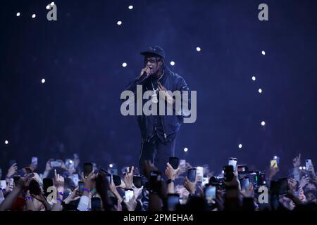 Der in Toronto geborene Sänger und Songwriter RealestK (Rony Kordab) tritt auf der Bühne auf und trägt eine Sonnenbrille, ein schwarzes T-Shirt und schwarze Lederhandschuhe Stockfoto