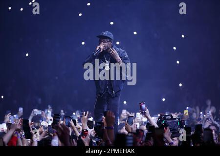 Der in Toronto geborene Sänger und Songwriter RealestK (Rony Kordab) tritt auf der Bühne auf und trägt eine Sonnenbrille, ein schwarzes T-Shirt und schwarze Lederhandschuhe Stockfoto