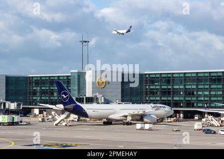 Frankfurt, Deutschland – 2. November 2022: Lufthansa Airbus A330-300 Flugzeug am Flughafen Frankfurt (FRA) in Deutschland. Stockfoto