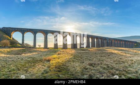 Yorkshire Dales National Park, England; 10. April 2023 - Ein Blick auf das Ribblehead Viaduct im Yorkshire Dales National Park, England. Stockfoto