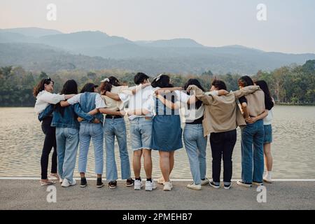 Gruppen von Freunden umarmen sich gegenseitig. Konzept zur Freundlichkeitsförderung von Menschen, die Spaß mit der Vielfalt der Jahrtausende von Genz haben Stockfoto