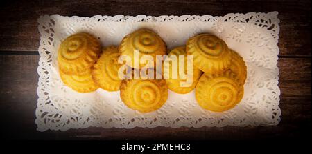 Traditionelle eid-Mamoul- oder Mamoul-Kekse mit Datteln, Nüssen und Marmelade, arabische Süßigkeiten für Aid al-Fitr und ostern Stockfoto