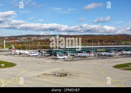 Zürich, Schweiz – 16. November 2022: Blick aus der Vogelperspektive auf das Züricher Flughafen-Terminal Gates E in der Schweiz. Stockfoto