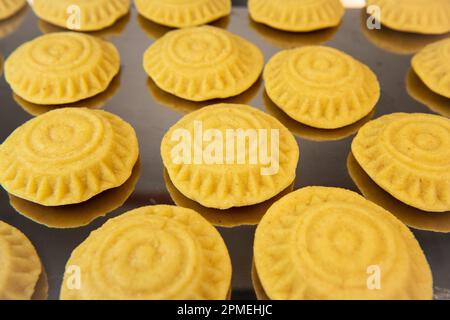 Traditionelle eid-Mamoul- oder Mamoul-Kekse mit Datteln, Nüssen und Marmelade, arabische Süßigkeiten für Aid al-Fitr und ostern Stockfoto