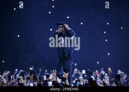 Der in Toronto geborene Sänger und Songwriter RealestK (Rony Kordab) tritt auf der Bühne auf und trägt eine Sonnenbrille, ein schwarzes T-Shirt und schwarze Lederhandschuhe Stockfoto