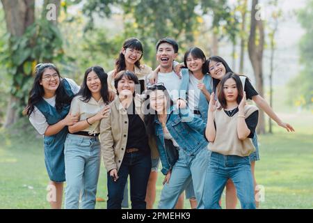 Gruppen von Freunden umarmen sich gegenseitig. Konzept zur Freundlichkeitsförderung von Menschen, die Spaß mit der Vielfalt der Jahrtausende von Genz haben Stockfoto