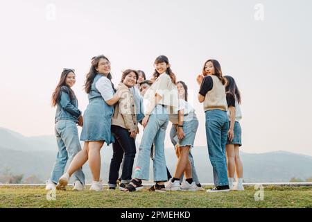 Gruppen von Freunden umarmen sich gegenseitig. Konzept zur Freundlichkeitsförderung von Menschen, die Spaß mit der Vielfalt der Jahrtausende von Genz haben Stockfoto