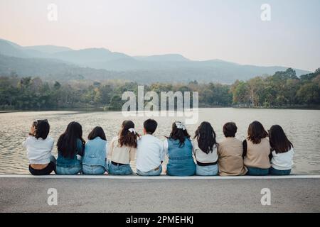 Gruppen von Freunden umarmen sich gegenseitig. Konzept zur Freundlichkeitsförderung von Menschen, die Spaß mit der Vielfalt der Jahrtausende von Genz haben Stockfoto