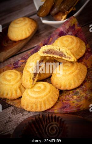 Traditionelle eid-Mamoul- oder Mamoul-Kekse mit Datteln, Nüssen und Marmelade, arabische Süßigkeiten für Aid al-Fitr und ostern Stockfoto