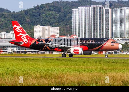 Penang, Malaysia - 8. Februar 2023: AirAsia Airbus A320 Flugzeug mit De'Xandra Speziallivette am Penang Airport in Malaysia. Stockfoto
