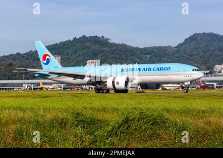 Penang, Malaysia - 8. Februar 2023: Korean Air Cargo Boeing 777-F Flugzeug am Penang Flughafen in Malaysia. Stockfoto