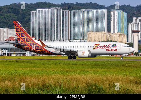 Penang, Malaysia - 8. Februar 2023: Batik Air Malaysia Boeing 737 MAX 8 Flugzeug am Penang Flughafen in Malaysia. Stockfoto
