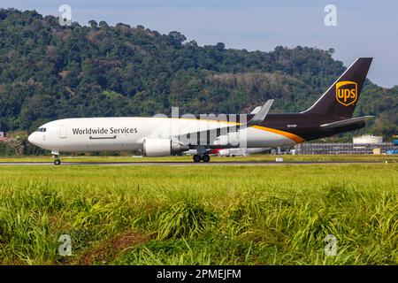Penang, Malaysia - 8. Februar 2023: UPS United Parcel Service Boeing 767-300F Flugzeug am Penang Flughafen in Malaysia. Stockfoto
