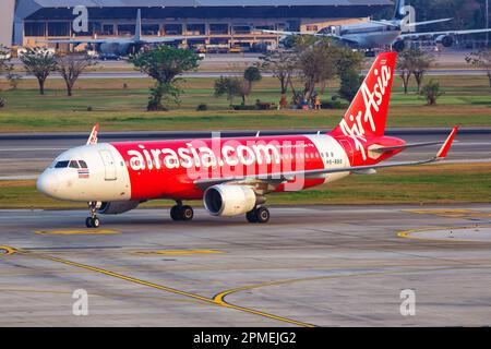 Bangkok, Thailand - 14. Februar 2023: AirAsia Airbus A320 Flugzeug am Bangkok Don Mueang Airport (DMK) in Thailand. Stockfoto